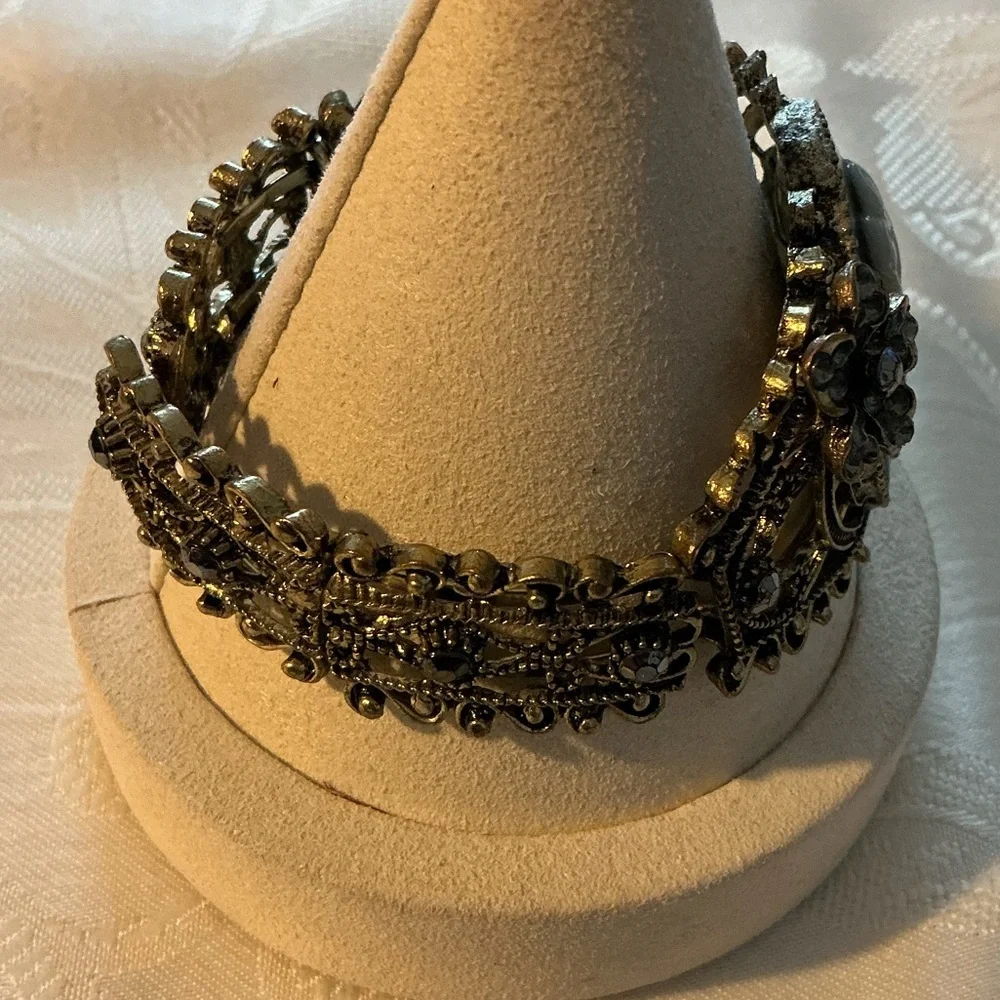 Black and White Cameo Antique Gold Tone Cuff Bracelet - Picture 5 of 5